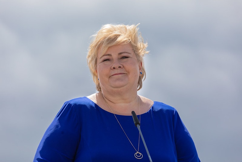 Erna Solberg i profil ute.