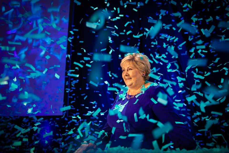 Erna Solberg på scenen med konfetti rundt seg under Høyres valgvake 2021