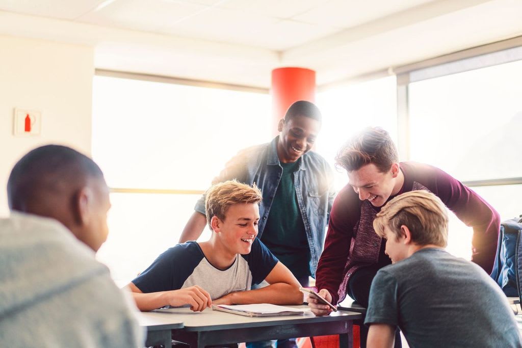 Ungdommer snakker sammen.