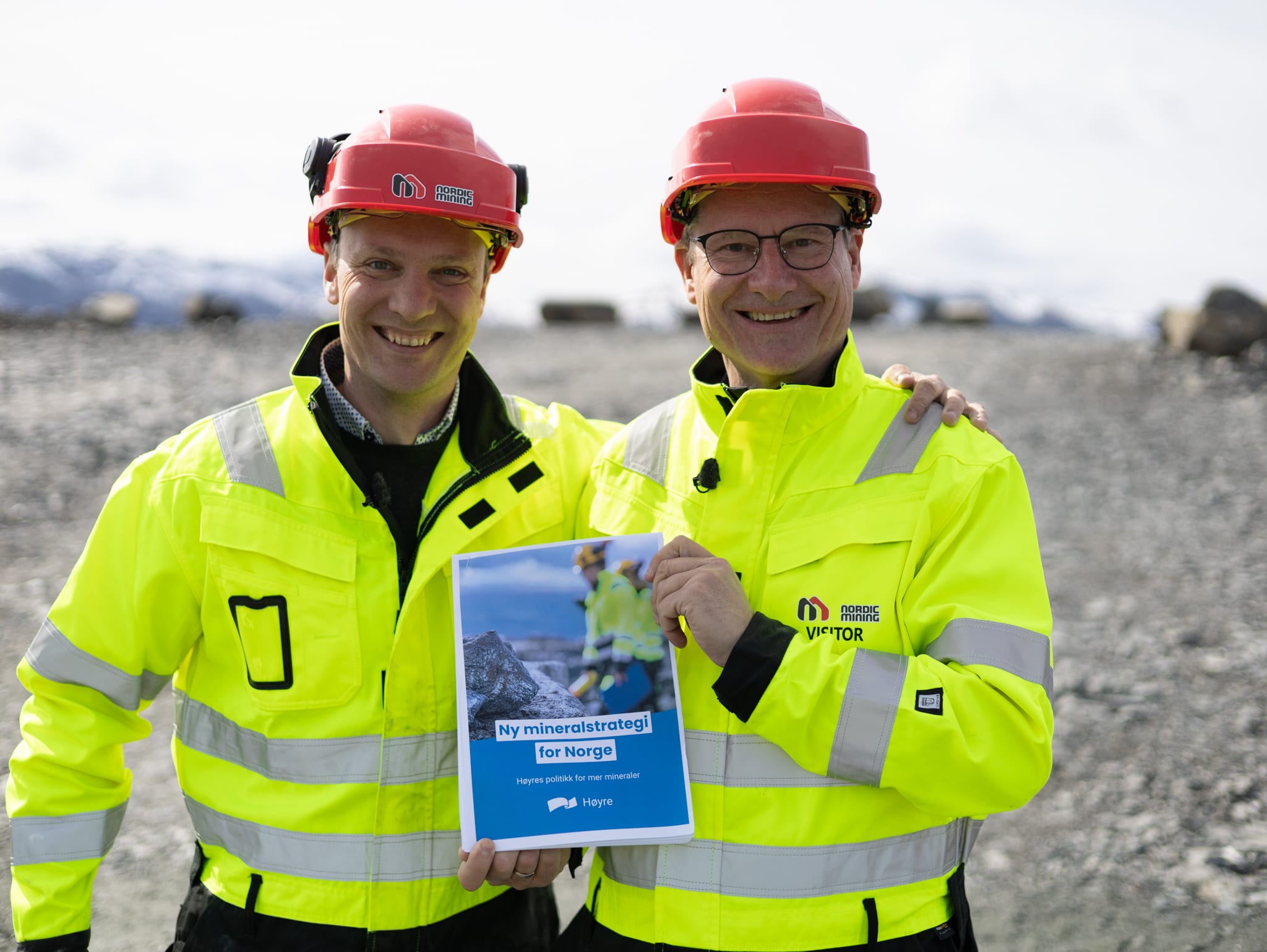 Bård Ludvig Thorheim og Olve Grotle med den nye mineralstrategien