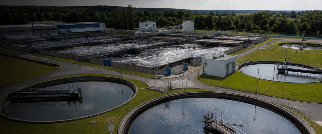 Moderne Wasseraufbereitungsanlage mit verschiedenen medienführenden Baugruppen.