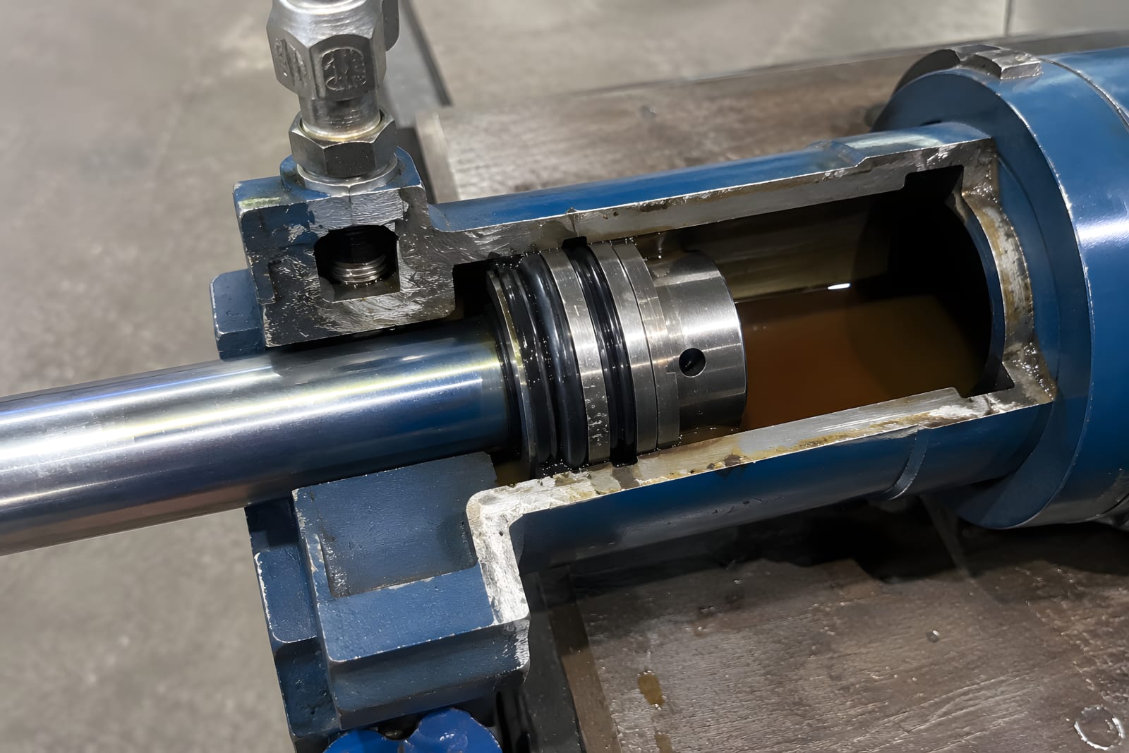 Darstellung eines Zylinders mit Dichtungen für den Maschinenbau.