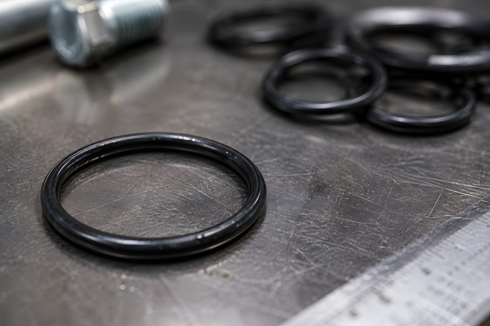 O-Lube angewendet auf O-Ring als Symbolbild für den Einsatz von Elastomerschmiermitteln.