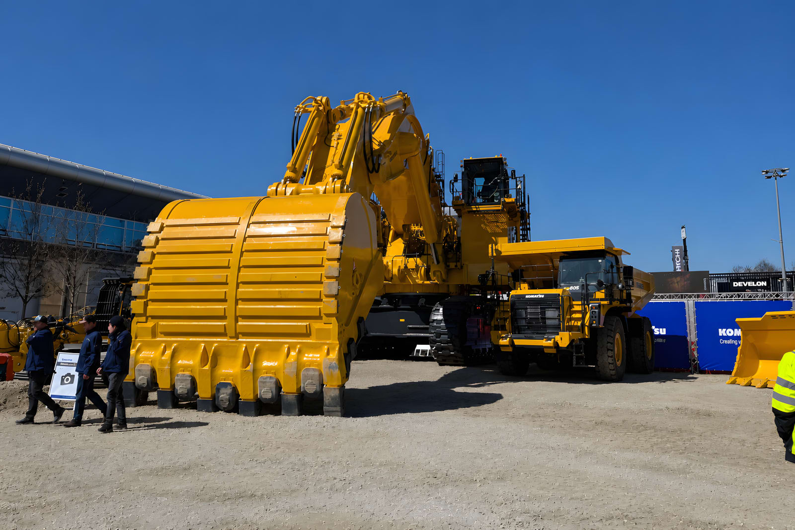 Darstellung einer sehr großen Baumaschine auf der BAUMA-Messe 2025 in München
