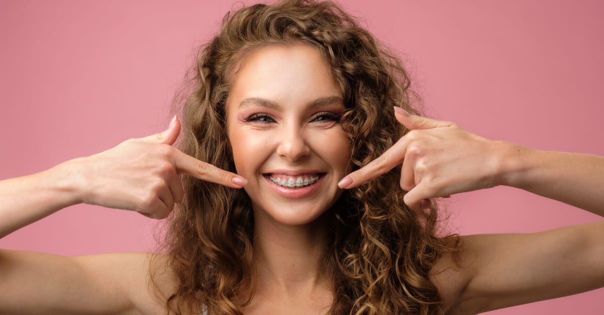 ravie de mon sourire avec mes bagues