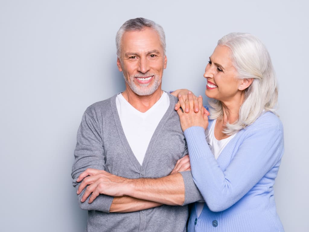 couple de seniors avec belles dents