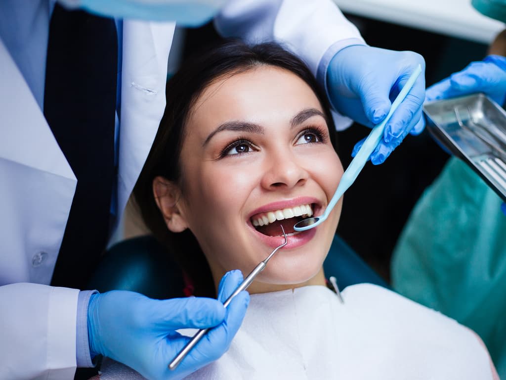 femme chez le dentiste en omnipratique