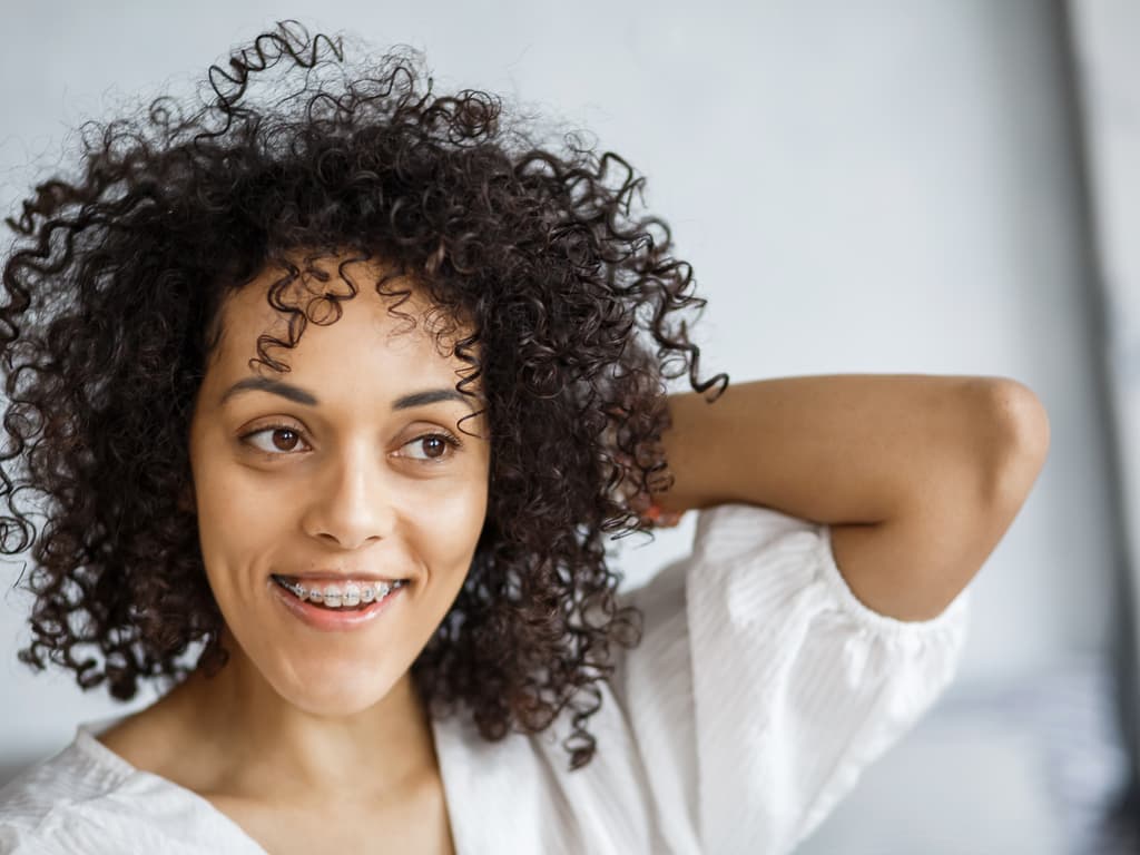 femme souriante avec attaches dentaires