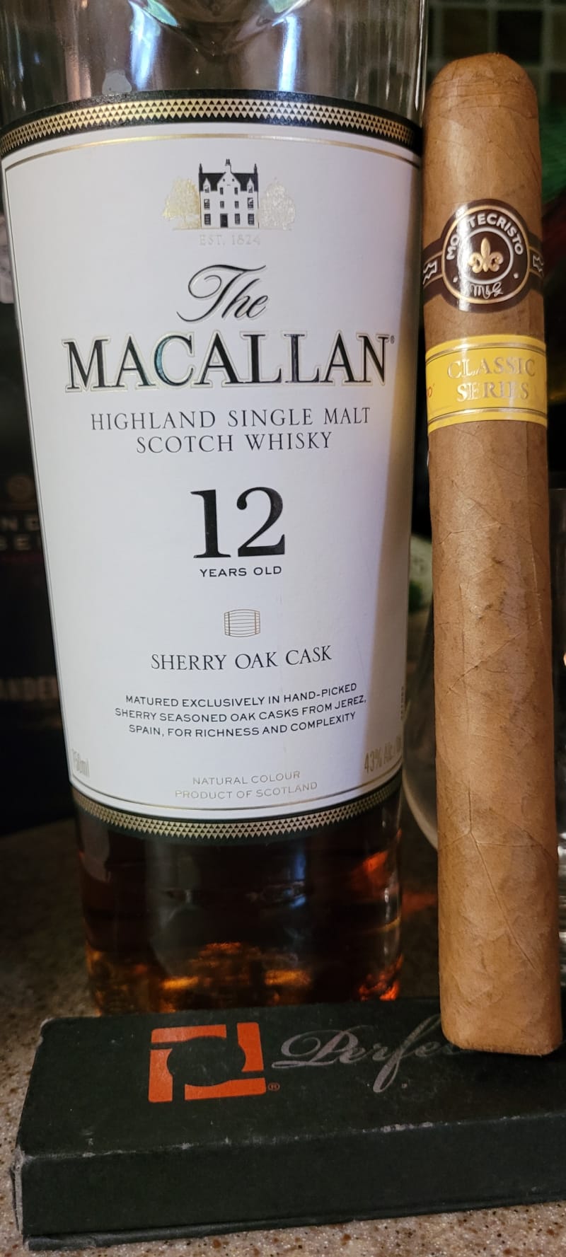 Montecristo Classic Connecticut Churchill (2)