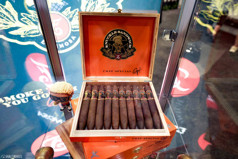 Espinosa Ships Knuckle Sandwich Chef Special, Prix Fixe Menu and Maduro 6 x 60 Image