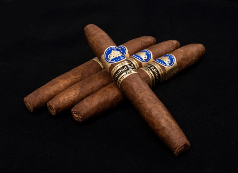 Crowned Heads Adding Four Kicks Capa Especial Águilas LE 21 Image