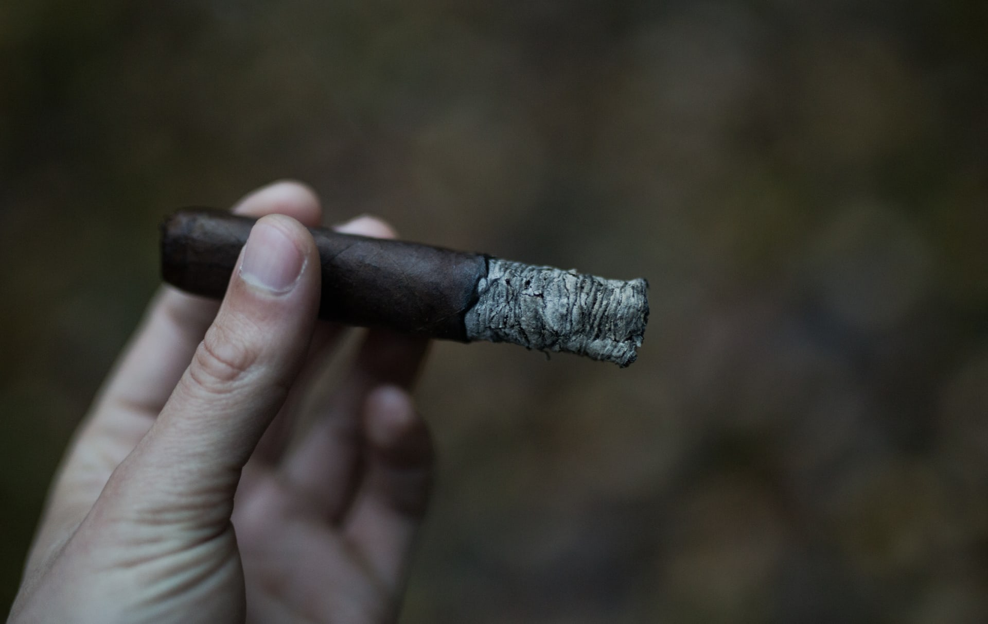 An Expert's Expert Guide to Mastering Cigar Ash Featured Image