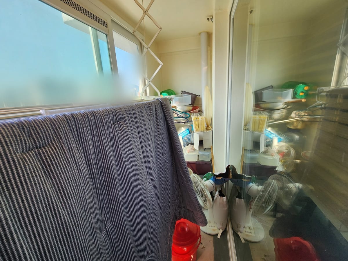 정리 전 발코니, 건조대와 살림이 쓰시던 그대로 남아 있는 모습