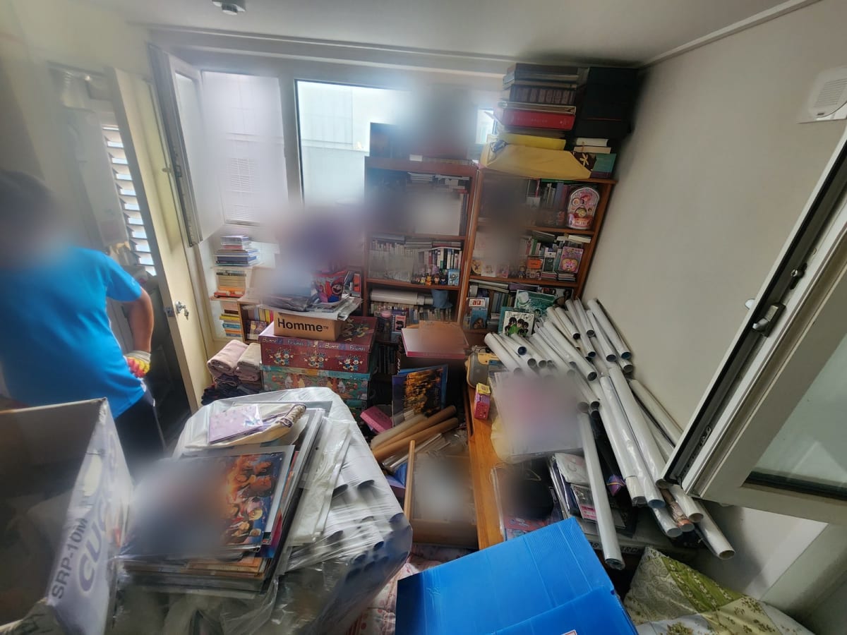 책장과 소장품을 상자 단위로 확인하며 나누는 분류 작업