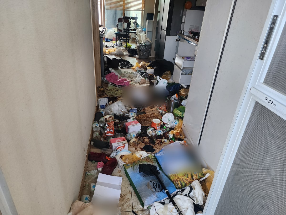 현관에서 본 복도, 생활 쓰레기가 바닥을 덮고 있던 진입 전 상태