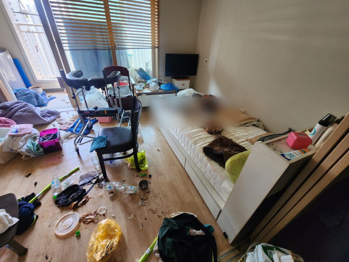 약과 생활용품이 그대로 남아 있던 방