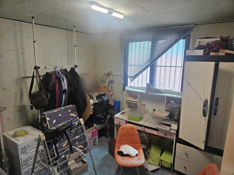 정리 전 작은방, 행거의 옷과 책상 살림이 그대로 남아 있는 모습