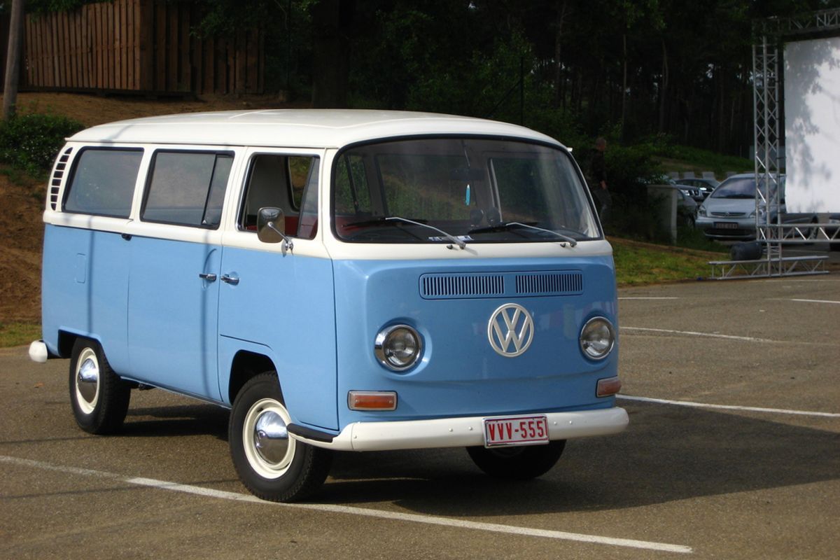 Фольксваген транспортер 1 купить. Фольксваген тайп 2. Volkswagen Type 2 t1. VW t2 Camper. Фургон Volkswagen t2 Camper.