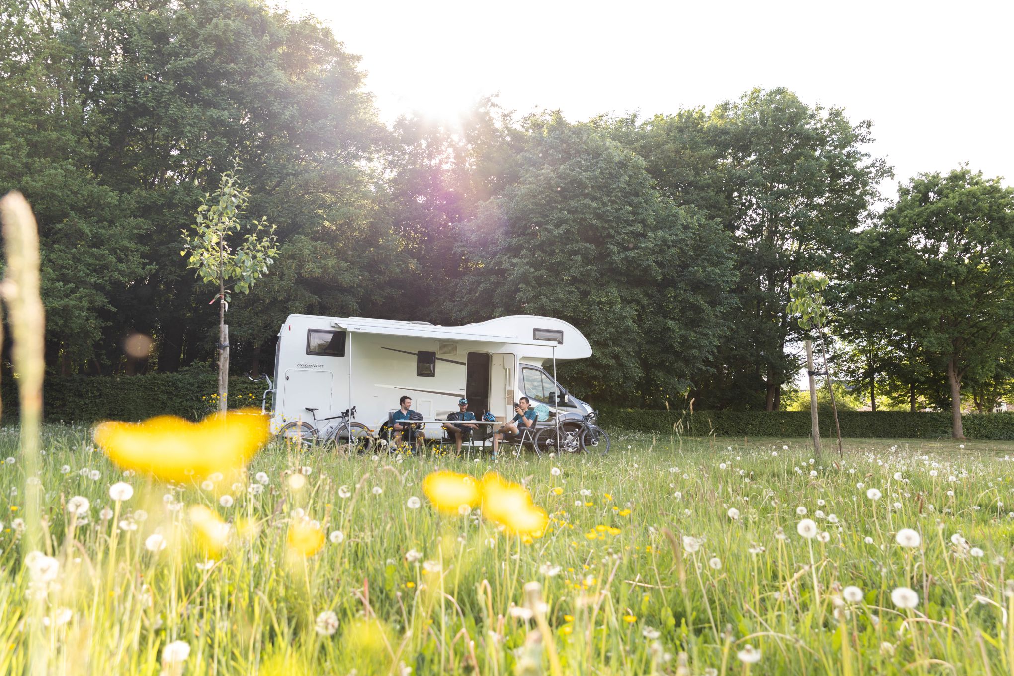 In de wielen van de profs: De beste bestemmingen in Europa met de camper om te wielrennen