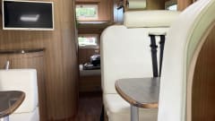 Nice, spacious alcove family camper with lots of light!