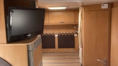 Semi-integrated camper Pilote
