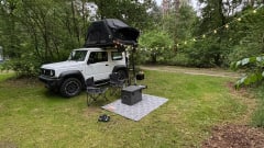 Simba – Keep smiling with this Suzuki Jeep with roof tent!
