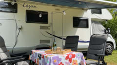 McLouis – Neat 6 person McLouis alcove camper with bunk bed
