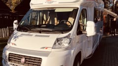 Making Memories! – Cozy fully furnished Hymer Carado 4 persons / Euro 5 motorbike
