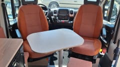Spazio 4 – AmorA-Camper mit Fahrradgarage und Längsbett 180x200cm