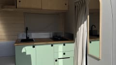 WoodenCabin on Wheels – 3p Renault campervan uit 2025 