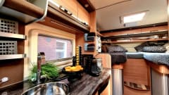 Birdy – Geweldige camper met 4 vaste bedden voor familie of events - XL garage