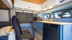 NIEUW Buscamper – 5p off-grid, 160pk, automaat, 2x2p lengte bedden 😴 🌞