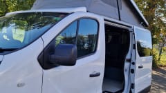 Bazza – 4 berth campervan with pop top roof