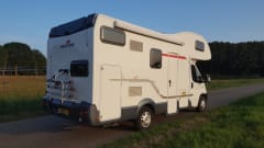 Luxurious spacious 6 person family camper with air conditioning (2x), garage and inventory.