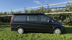 2p Mercedes-Benz campervan uit 2006