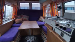 2 persoons Renault camper – On an adventure with a cheerful disco camper!