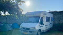     Comfortabele familiecamper met luifel, douche & fietsendrager uit 2006