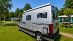Puffin – Lernen Sie Atlas Cosy Campervan Adventures für zwei Personen kennen