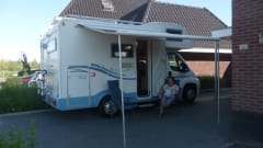 Nice compact camper for 4 people.