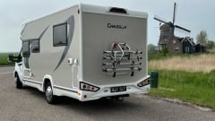 Chausson 758 – 5-person luxury camper with barbecue and outdoor shower 