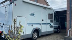 Halbintegrierter Camper von Knaus für 3 Personen