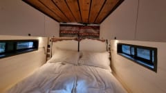 Zebedy – Ampia camera d'albergo su ruote, vicino a Gatwick, con WC e doccia.