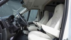 Luxe  HYMER buscamper met lengtebedden.