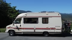 Nostalgic Oldtimer on LPG, 2/4p, fixed bed, roof racks.