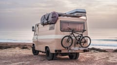 Germaine – Einzigartiger Oldtimer-Armeebus und netzunabhängiger Camper