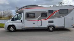 Luxury motorhome 4 persons automatic.