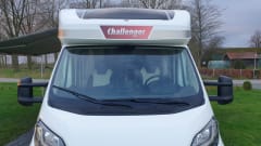 Very luxurious, spacious and comfortable camper with Queen size bed, super complete!