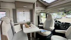 Carado T338 familiecamper – Luxurious spacious family camper, almost new and fully equipped. 