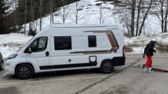 Cara – Van (6 m) from Weinberg with pop-up roof for rent