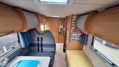 Familie camper met 6 gordels en 8 slaapplaatsen incl inventaris 